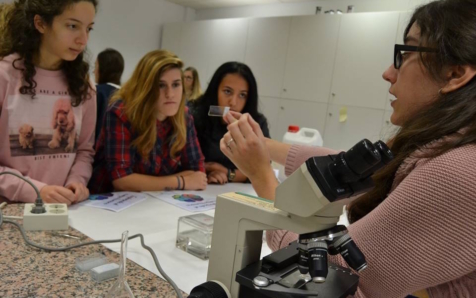 'Explorando el cuerpo humano' reúne a más de un centenar de escolares en su segunda edición