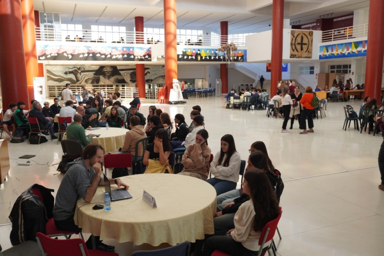 Más de un centenar de jóvenes desayunan con investigadores de la UMA en ‘Café con Ciencia’