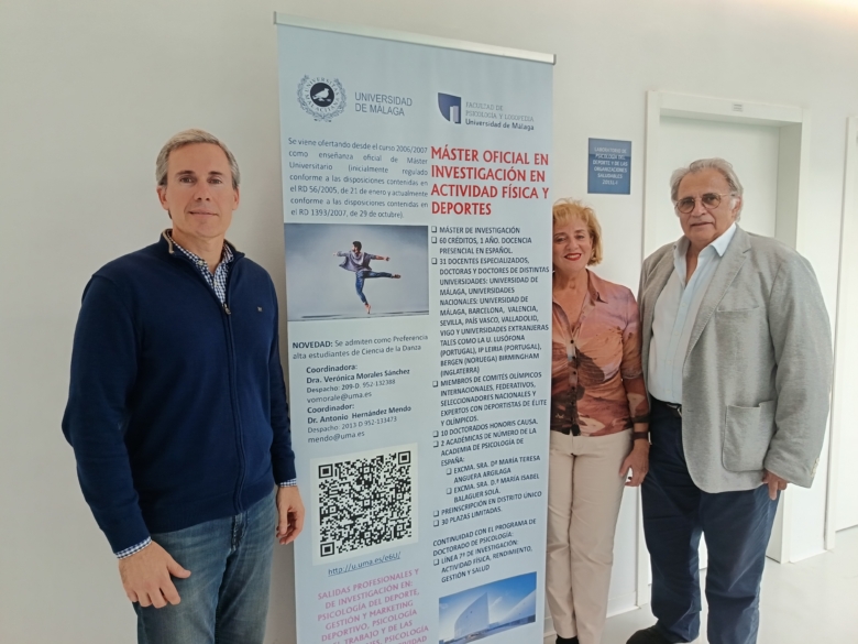 Los investigadores Rafael E. Reigal, Verónica Morales y Antonio Hernández, parte del equipo científico, en la Facultad de Psicología